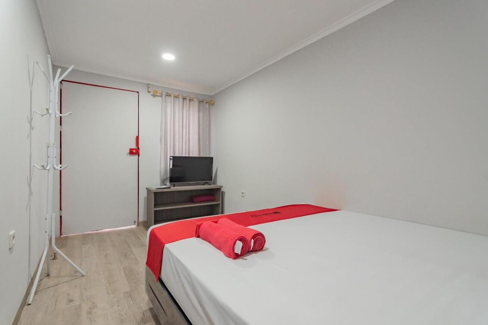 Reddoorz Plus Near Lembang Park & Zoo Екстер'єр фото