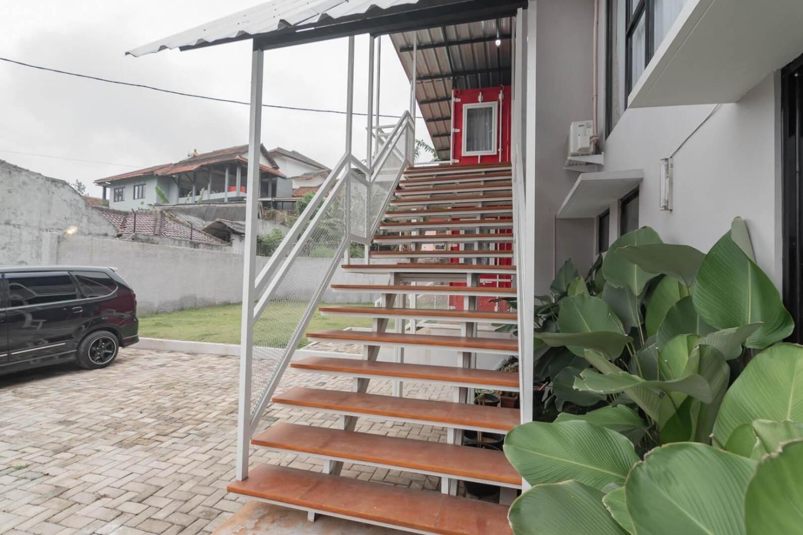 Reddoorz Plus Near Lembang Park & Zoo Екстер'єр фото